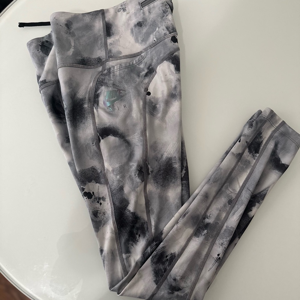 Nike Women’s Gray Marble Print Leggings